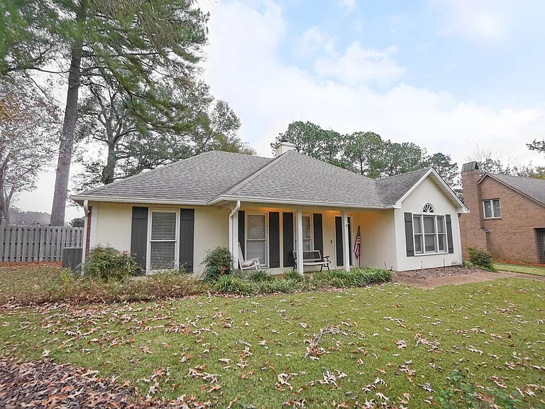 325 Mockingbird Ln — Photo 1