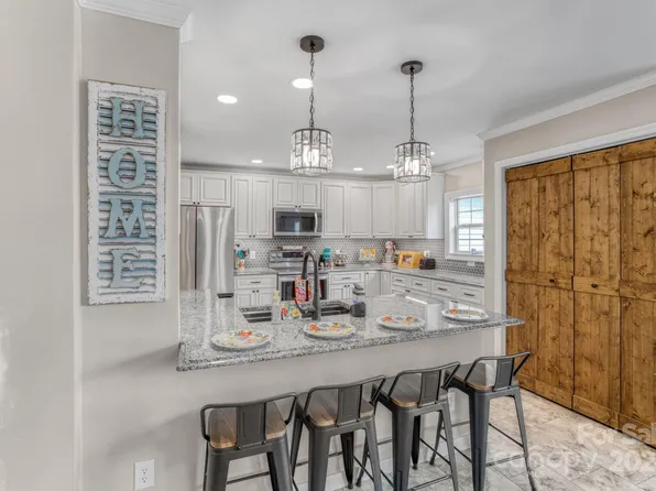 202 Peaceful Orchard Dr, Hendersonville, NC 28792