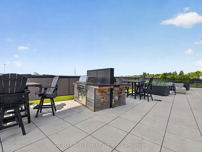 251 Northfield Dr E — Photo 38