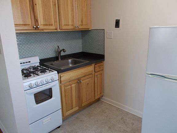 3rd image of 1042 N Pearl St APT 302