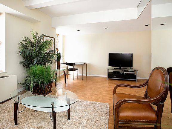 3rd image of 150 W 51st St APT 818