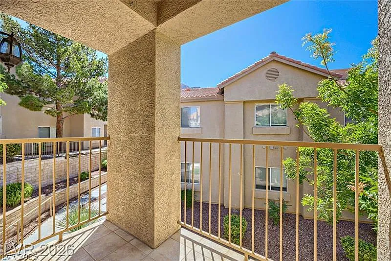 2 bed, 2.0 bath, 1049 sqft, $1,600 — Photo 2