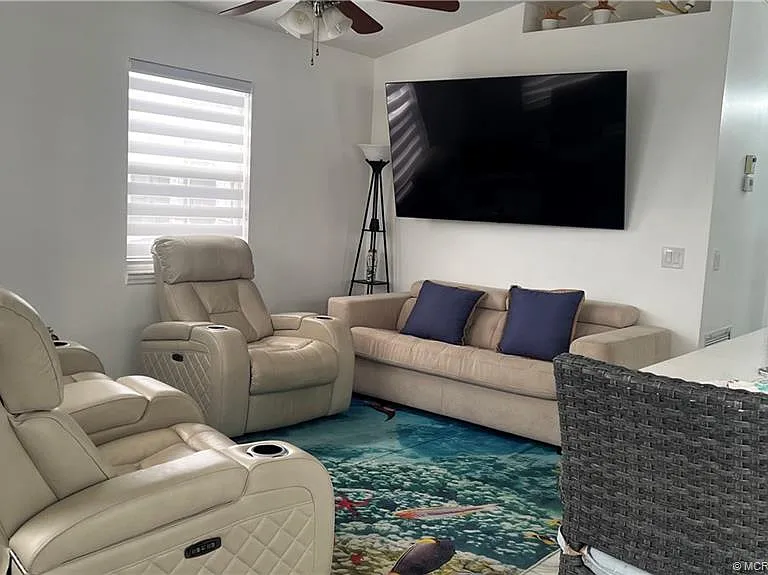 1077 Nettles Blvd — Photo 5