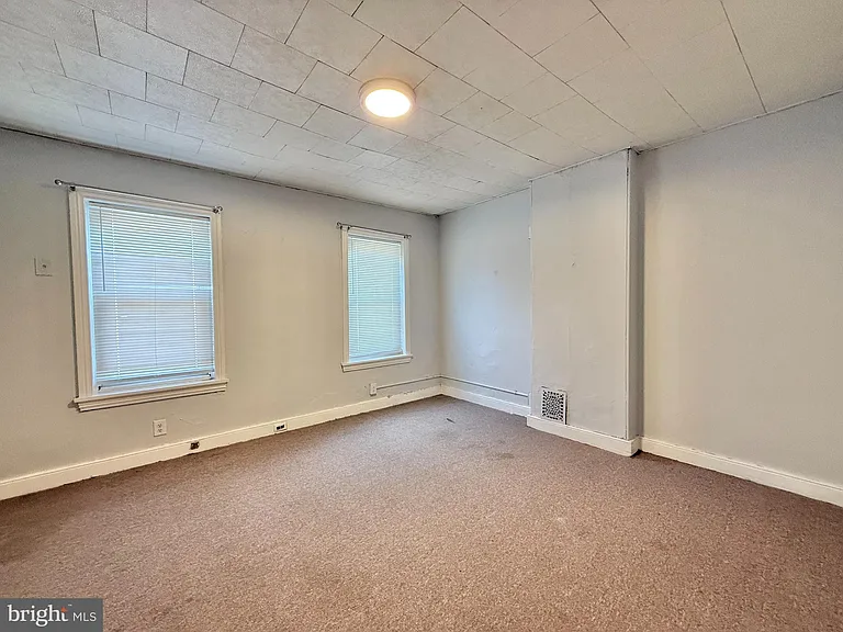 570 Line St — Photo 12