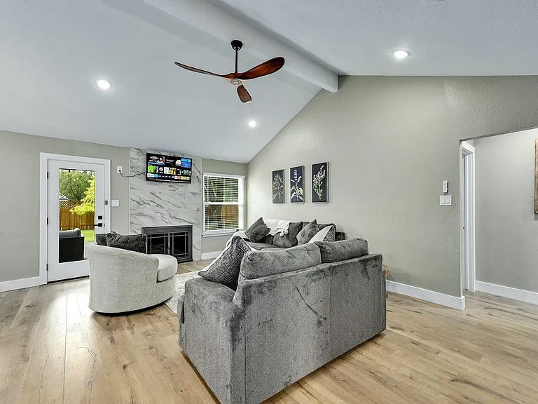 1807 Krizan Ave — Photo 4