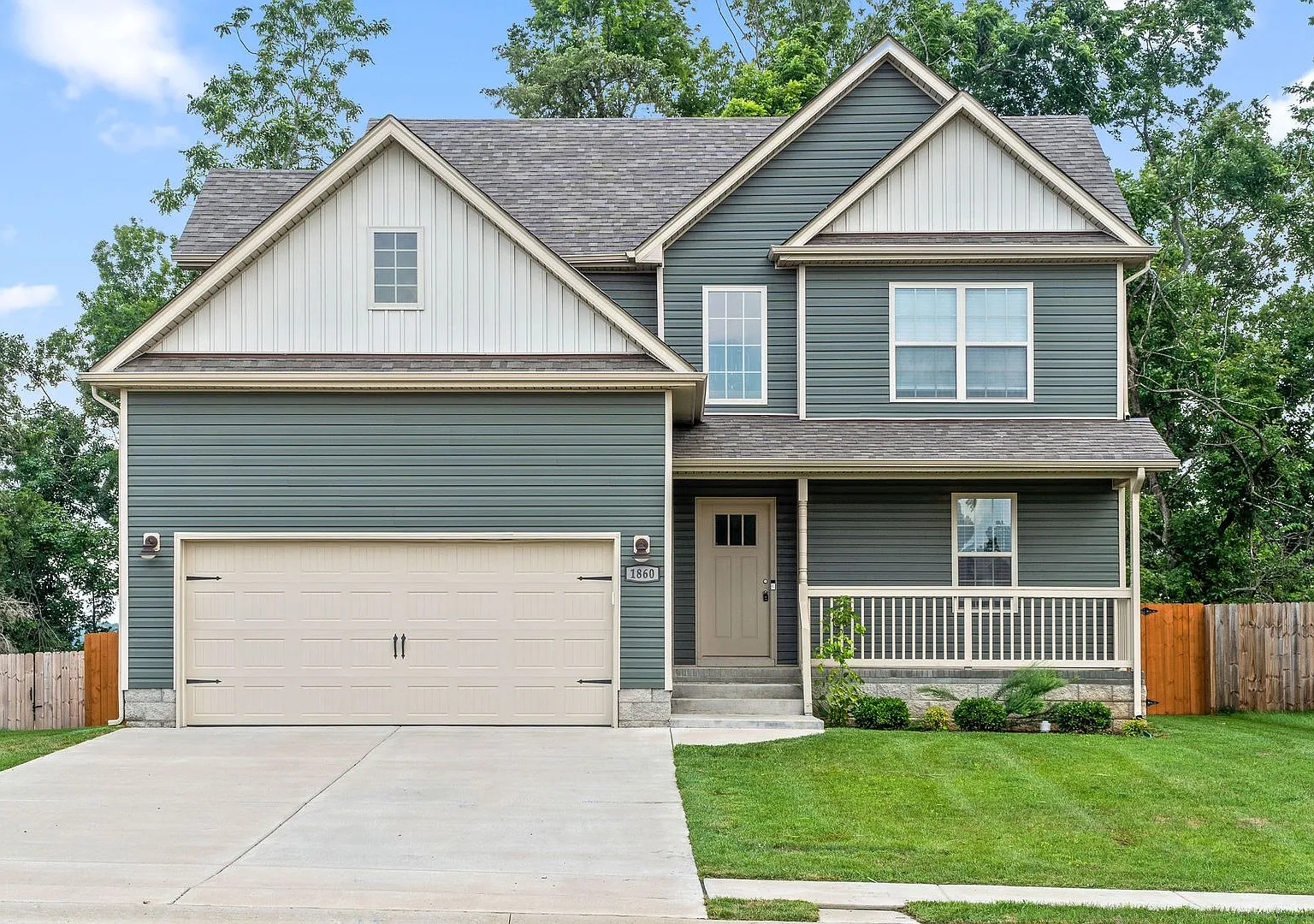 Pet Friendly Three Bedroom in Autumn Creek! — Photo 1