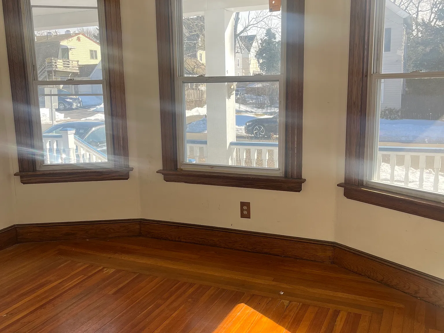 3 bed, 1.0 bath, 1250 sqft, $1,650 — Photo 2