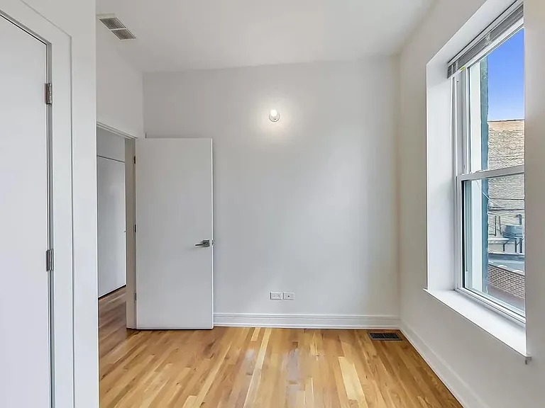 1157 W 18th St #R204 — Photo 8