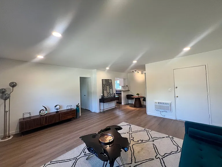 13429 Moorpark St — Photo 23