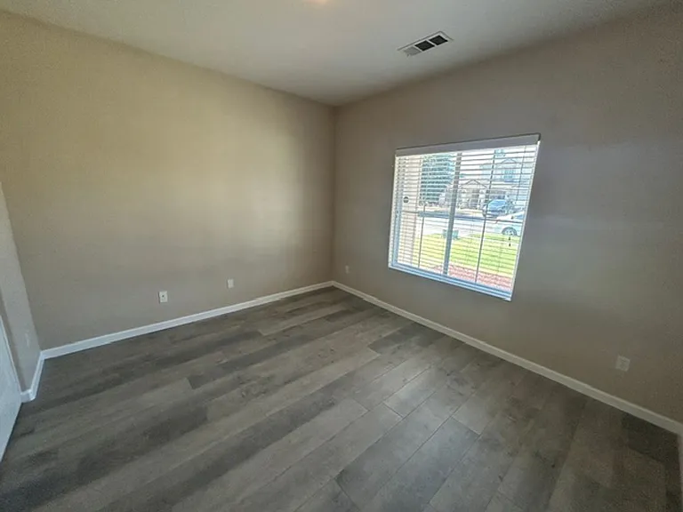 814 W James Ct — Photo 4