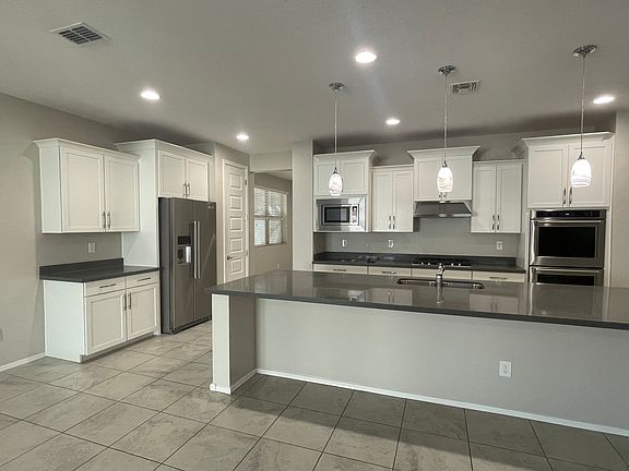 5th image of 2712 N Acacia Way