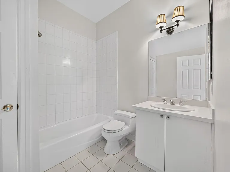 4C Nassau Dr — Photo 11