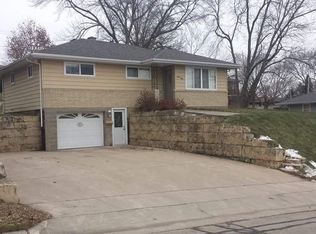 1580 Earl Dr, Dubuque, IA 52001