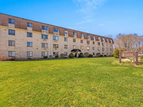135 Grove St APT 135, Rockland, MA 02370