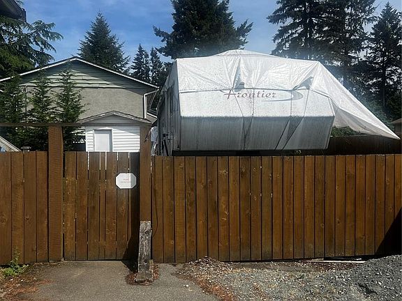 3rd image of 3796 Departure Bay Rd