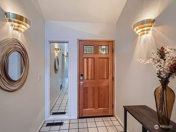 Elegant entry, clean open spacious area>