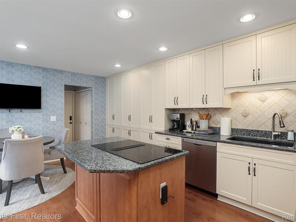 7589 Danbury Cir, photo 16