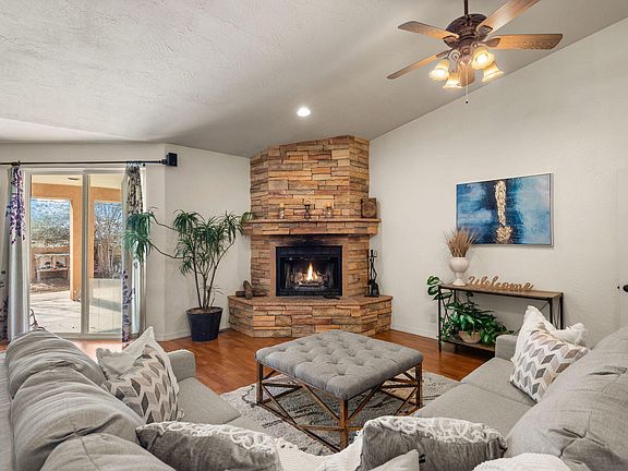 5th image of 3805 Palomas Dr NE