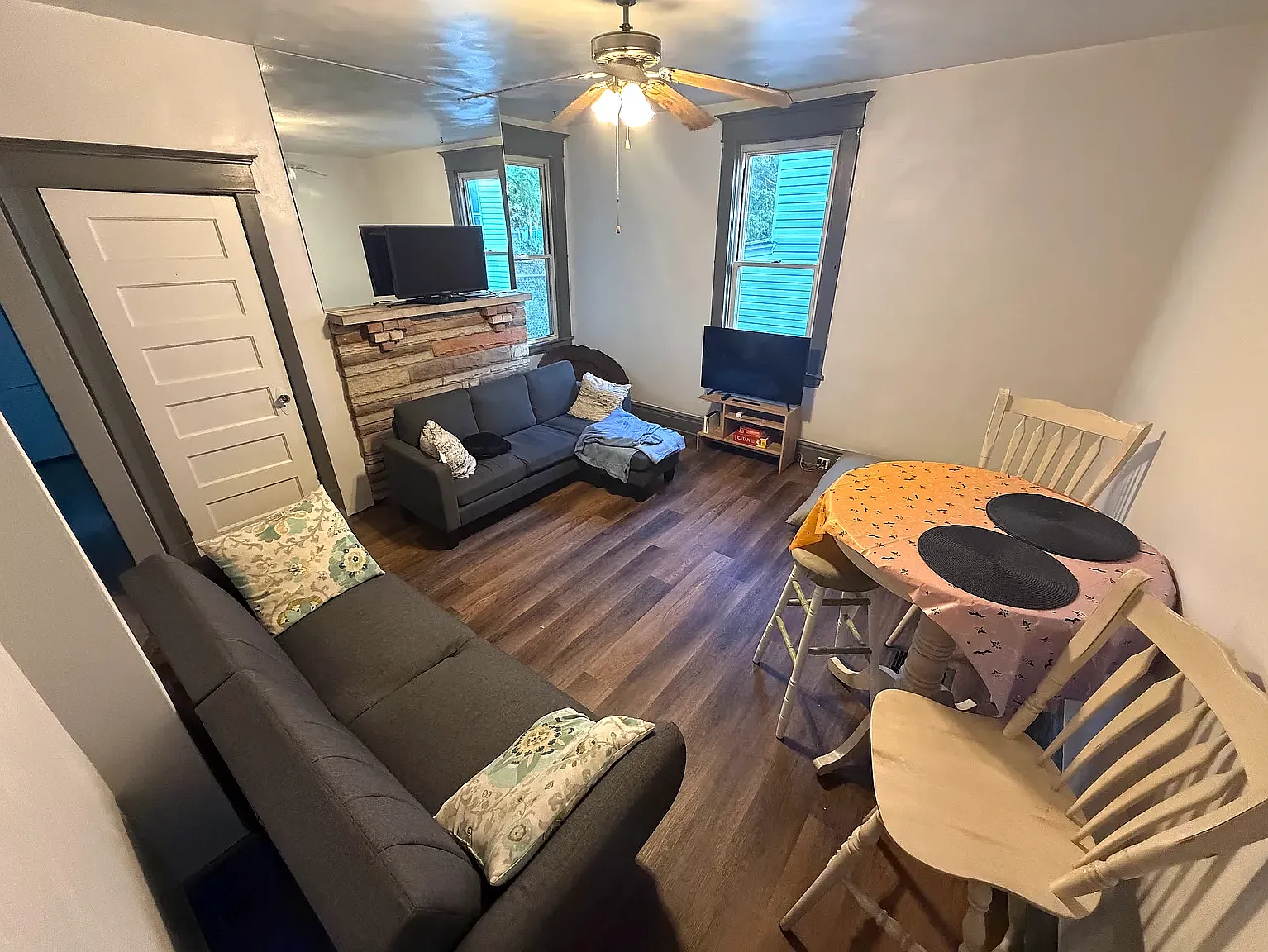 6 bed, 2310 sqft, $700 — Photo 3
