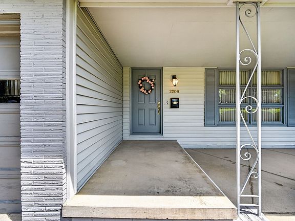 4th image of 2209 Meadow Ln