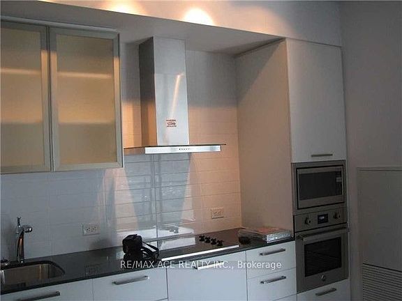 4th image of 12 York St #404
