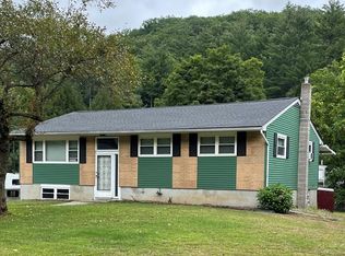 14 Raymur Dr, Russell, MA 01071