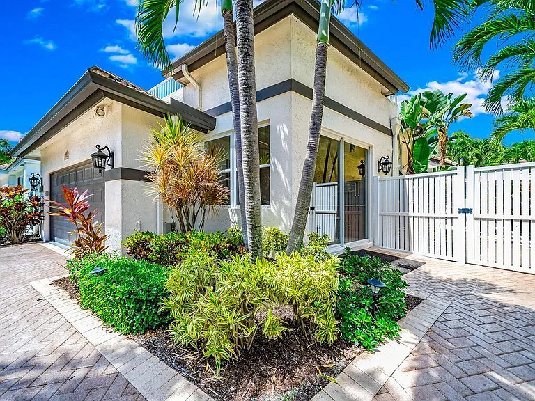 3567 Commodore Cir — Photo 33