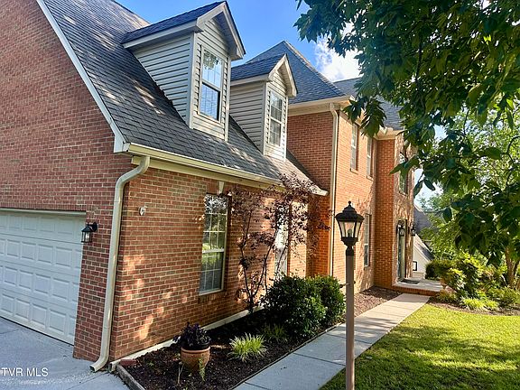 2nd image of 1074 Shadow Wood Ln