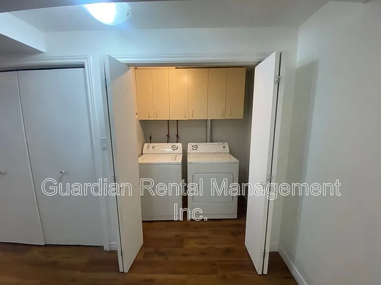 1522 Walsh St E #B — Photo 17