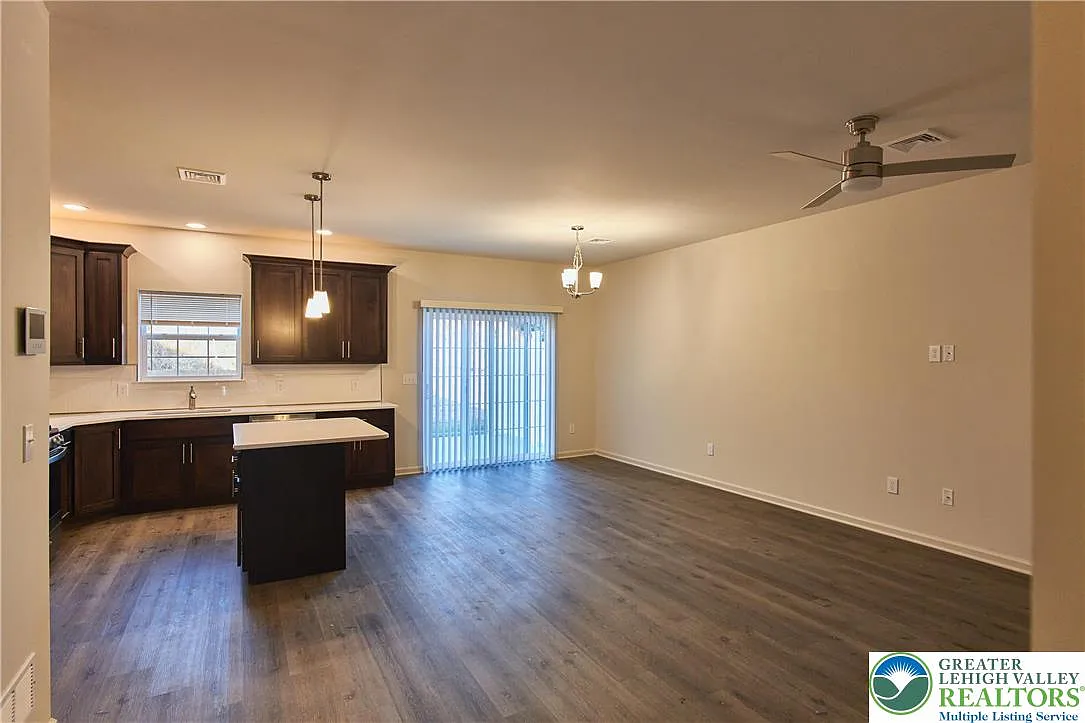 3 bed, 2.5 bath, 1962 sqft, $2,850 — Photo 2