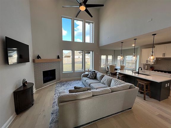 4th image of 1622 Della Creek Way