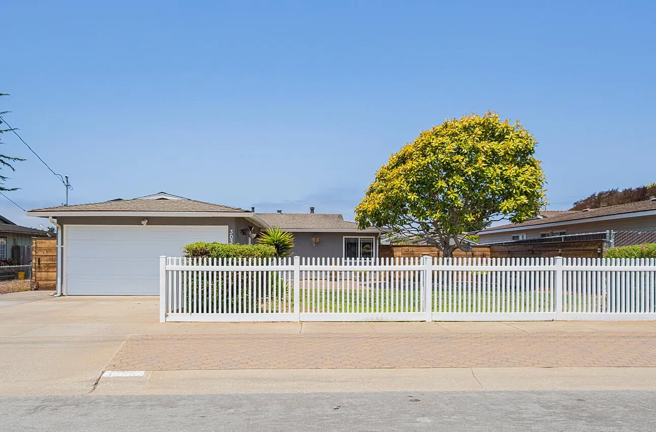 3035 King Cir photo 1