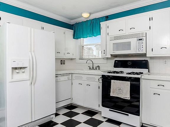 5th image of 1120 W Ocean View Ave