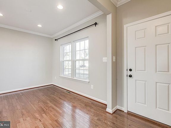 4th image of 9703 Dumbarton Dr