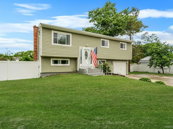 17 Liberty Avenue, Selden, NY 11784