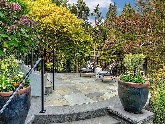 3rd image of 1939 E Crescent Dr