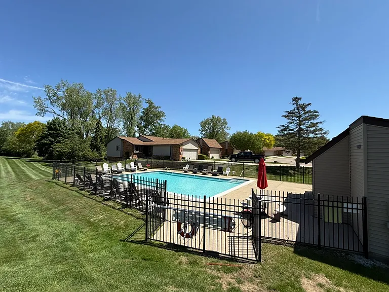 4608 Laurel Club Cir — Photo 24