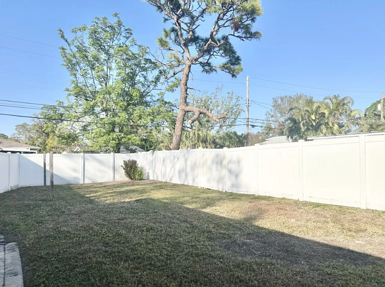 5566 Kelly Dr N — Photo 33