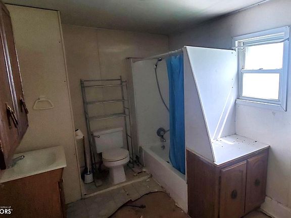5th image of 903 Maple St