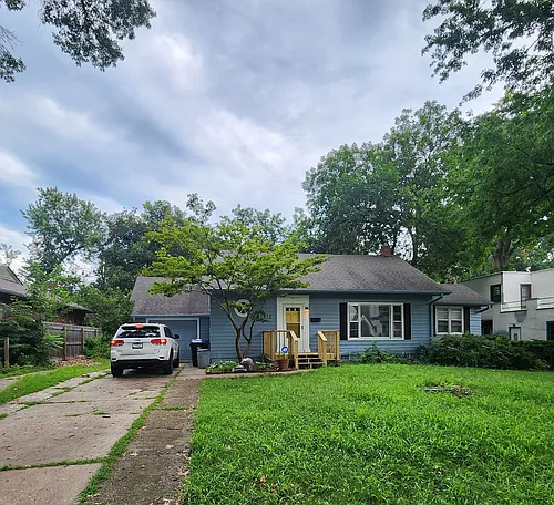 1812 SW Pembroke Ln Photo 1