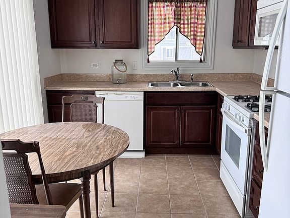 2nd image of 2439 Brunswick Cir APT C