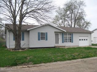 226 Chatham Dr, Salem, IL 62881