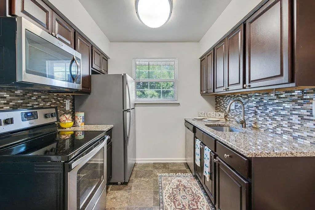 Roberts Mill Apartments and Townhomes — Photo 1