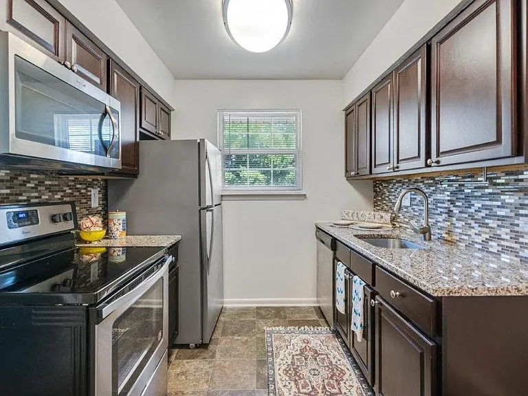 Roberts Mill Apartments and Townhomes — Photo 1