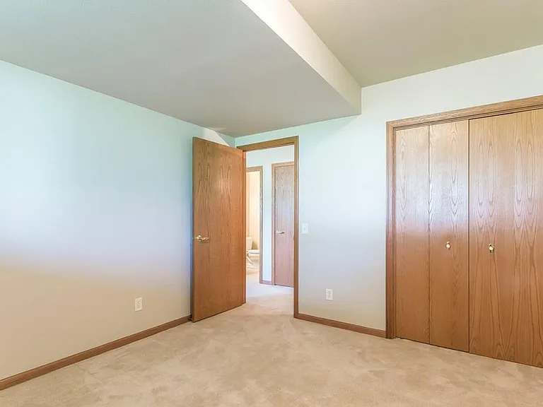 1087 N Pine St — Photo 4