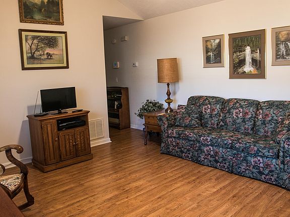 4th image of 227 Hemlock Dr