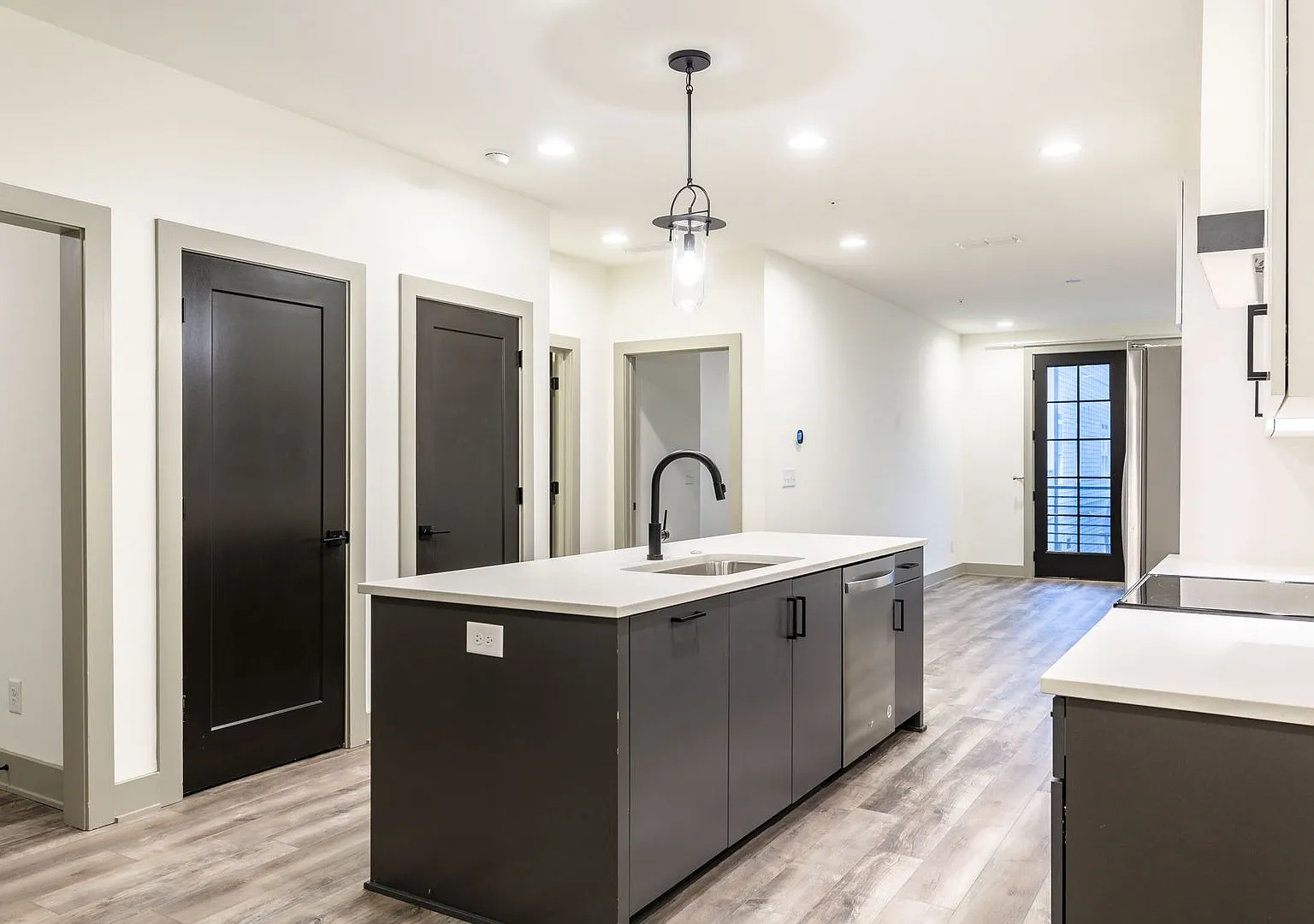 Gorgeous 1 Bed/1 Bath in Edgewood! — Photo 4