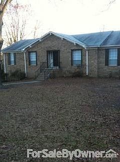 Front of house : Level lot with shade trees