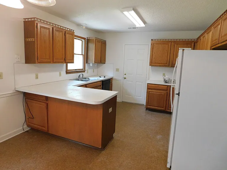 303 Betty Dr — Photo 2