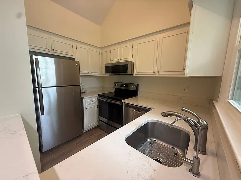 2135 Acklen Ave #8 — Photo 8